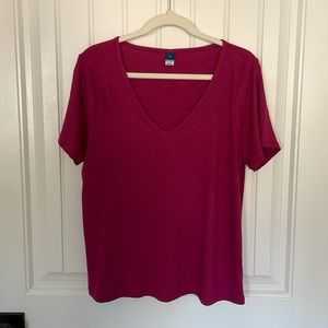 Women’s Old Navy size M purple ribbed V neck tee.